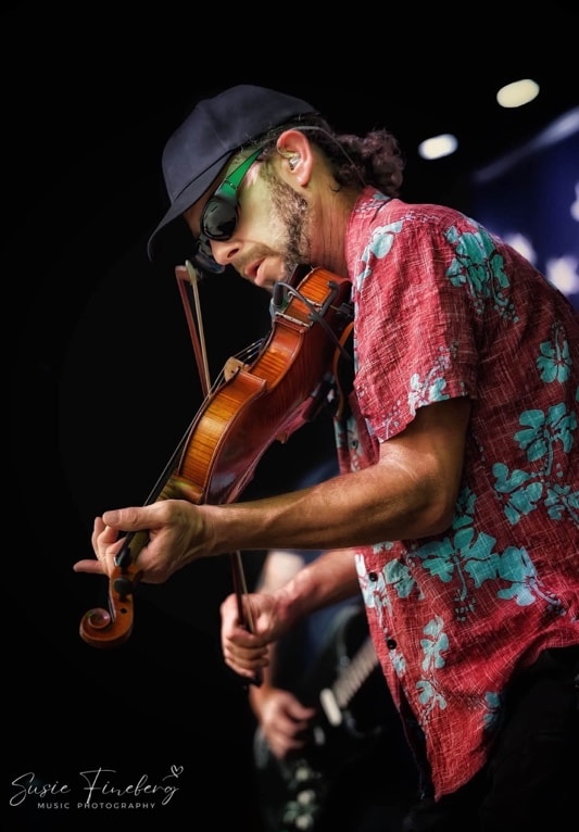 Jesse Allen Porter playing violin on stage